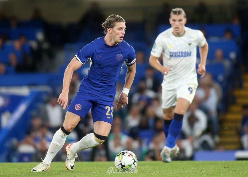 年轻中场在 年轻中场在