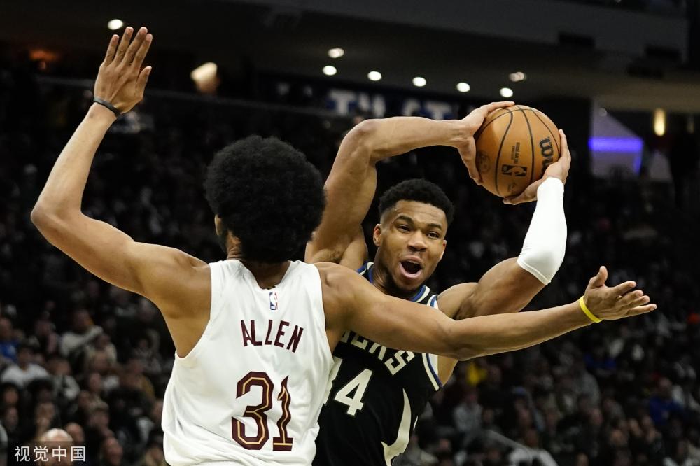 在球场上展 在球场上展